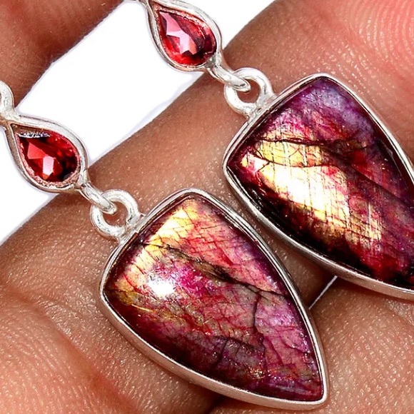 Gorgeous red flash labradorite and garnet sterling silver earrings - Picture 8 of 8